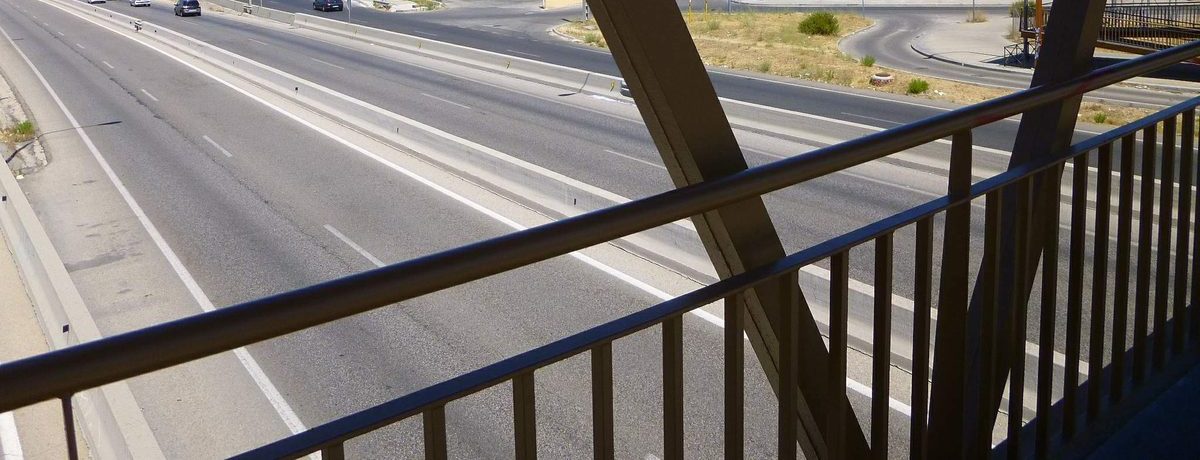 Calzadas de la autovía M-407 a su paso por Fuenlabrada vistas desde una pasarela peatonal