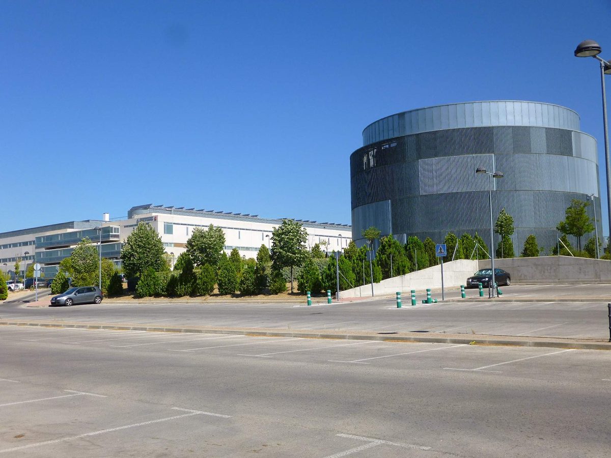 Edificios del Hospital Universitario de Fuenlabrada, con su torre cilíndrica metálica, vistos desde el aparcamiento